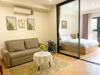 발코니가 있는 더블룸 (성인 2명 + 어린이 1명) — Vari Homestay Đội Cấn